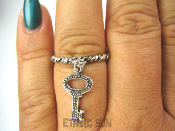 bpe1034 OBRĄCZKA Pierścień cały ze srebra z ruchomą zawieszką charms w kształcie klucza KLUCZ - symbol wierności r.14 Srebro 925