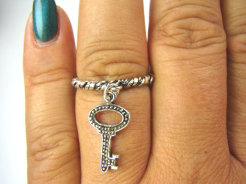 bpe1034 OBRĄCZKA Pierścień cały ze srebra z ruchomą zawieszką charms w kształcie klucza KLUCZ - symbol wierności r.14 Srebro 925