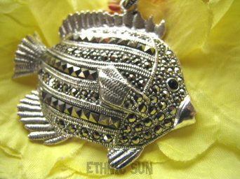 bwee691 Luksusowy Duży Wisior w kształcie RYBY Ryba z markazytami Piękny Lśniący Wisior Markazyty Onyks Srebro 925