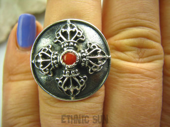 bpe2625 Biżuteria Orientalna !!! Pierścień Amulet oznaczający NIEZNISZCZALNOŚĆ Krzyż Dorje z Koralem KORAL r.15 Srebro 925