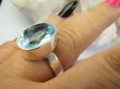 bpee4705 BŁĘKITNE CUDEŃKO  !!! Lśniący Klejnot Klasyczny Pierścień Pierścionek laboratoryjny BLUE TOPAZ - kamień młodości r.18 Srebro 925 # - 2