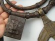 bn1629  TAURESKI NASZYJNIK PLEMIENNY wykonany w Mali przynoszący SZCZĘSCIE I OCHRONĘ Amulet Naszyjnik z grubej skóry z metalową zawieszką Kameleon !!! Naszyjnik z zawieszką Brass Trzy Kameleony - 13