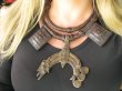 bn1629  TAURESKI NASZYJNIK PLEMIENNY wykonany w Mali przynoszący SZCZĘSCIE I OCHRONĘ Amulet Naszyjnik z grubej skóry z metalową zawieszką Kameleon !!! Naszyjnik z zawieszką Brass Trzy Kameleony - 4