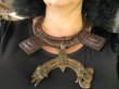 bn1629  TAURESKI NASZYJNIK PLEMIENNY wykonany w Mali przynoszący SZCZĘSCIE I OCHRONĘ Amulet Naszyjnik z grubej skóry z metalową zawieszką Kameleon !!! Naszyjnik z zawieszką Brass Trzy Kameleony - 6