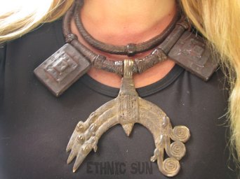 bn1629  TAURESKI NASZYJNIK PLEMIENNY wykonany w Mali przynoszący SZCZĘSCIE I OCHRONĘ Amulet Naszyjnik z grubej skóry z metalową zawieszką Kameleon !!! Naszyjnik z zawieszką Brass Trzy Kameleony