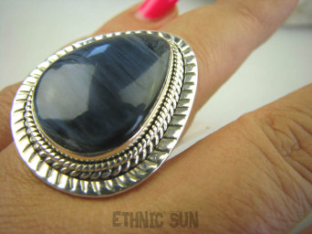 bpe6278 Aksamitny  mieniący się Duży 3,5 cm Pierścień Iskrzący KAMIEŃ BURZY Czarny Niebieski Pietersyt z Namibii - RZADKOŚĆ r.17 i r.18 Srebro 925 #