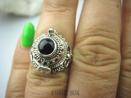 bpe6037 Pięknie Zdobiony Delikatny Sekretnik UNIKAT !!! Otwierany Pierścień na zdjęcia lub marzenia Czarny Onyks r.14 Srebro 925