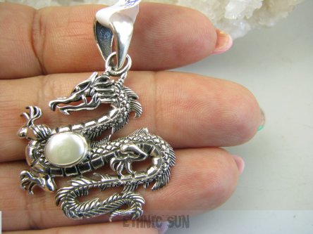 bwee2245 Przepiękny Wisior Smoczysko symbol MĄDROŚCI I OCHRONY SMOK - Mocny AMULET na POMYŚLNOŚĆ I SIŁĘ, naturalna Perła Hodowlana, Perły SREBRO 925 #