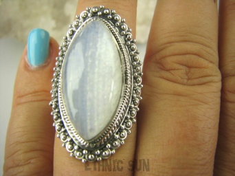 bpe6364 Niesamowity efekt 2 światy połowa biała a połowa przeświecjąca fioletowa  Pierścień Kamień Księżycowy r.14/r.15 Srebro 925 #