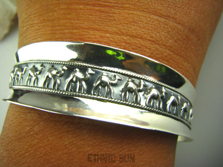 bb1710 Woow Śliczna KARAWANA WIELBŁĄDÓW - LŚNIĄCA UNIWERSALNA Otwarta Bransoleta Bangla Cała ze SREBRA Srebro 925 #