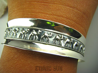 bb1710 Woow Śliczna KARAWANA WIELBŁĄDÓW - LŚNIĄCA UNIWERSALNA Otwarta Bransoleta Bangla Cała ze SREBRA Srebro 925 #