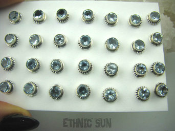 bkee836 Błękitne Kropeczki !!! Rzadki kamień BLUE TOPAZ Delikatne Kolczyki na Sztyft zdobione Srebro 925