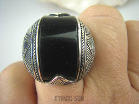 bpe5677 MAROKAŃSKI DUŻY PIERŚCIEŃ OBSYDIAN ZŁOCISTY  z Meksyku  czarny mieni się złotymi drobinkami - chroni przed zawiścią, „złym spojrzeniem” i przed pechem ) r.20/r.21 Maroko Srebro 925 #
