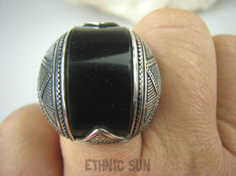 bpe5677 MAROKAŃSKI DUŻY PIERŚCIEŃ OBSYDIAN ZŁOCISTY  z Meksyku  czarny mieni się złotymi drobinkami - chroni przed zawiścią, „złym spojrzeniem” i przed pechem ) r.20/r.21 Maroko Srebro 925 #