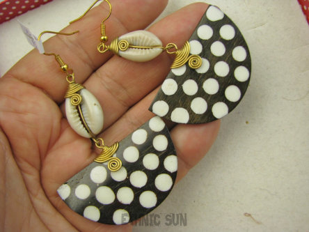 bke1285 Dzika Afryka - FANTASTYCZNE ! Duże długie 7.6 cm Lekkie Wachlarze Przepiękne Egzotyczne Kolczyki Muszla i Muszla Kauri Brass wykonane przez plemie BURKINA FASO