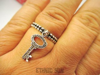 bpe1127 OBRĄCZKA Pierścień cały ze srebra z ruchomą zawieszką charms w kształcie klucza KLUCZ - symbol wierności r.14 Srebro 925