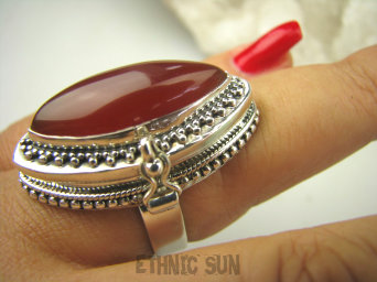 bpe8123 Piękny Duży Sekretnik Pierścień na Zdjęcia lub Marzenia Czerwony Onyks - kamień chroniący związki i małżeństwa r.18/ r.19 Srebro 925 #