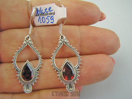 bkee1059 Piękne Długie LEKKIE Ażurowe Kolczyki z granatami Szlachetne Granaty Srebro 925