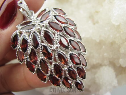 bwee2347 LUKSUSOWO PIĘKNY BAŚNIOWY KLEJNOT TRUSKAWKA !!! Kunsztowny Duży 20 gramów!! Wisior z Granatami NATURALNE Granaty Srebro Rodowane 925 #