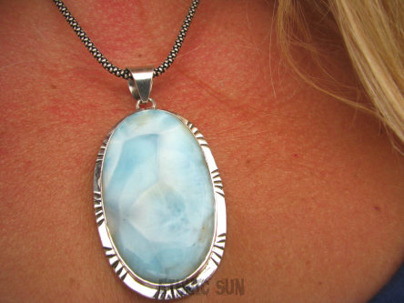 bwe2871 Niebiański Wisior naturalny rzadki DUŻY 6.7 cm 27 gramów kamień LARIMAR kamień ANIELSKI czakra gardła egzotyczne SREBRO 925 #