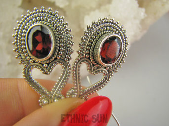 bkee1058 Piękne Długie LEKKIE Ażurowe Kolczyki z granatami Szlachetne Granaty Srebro 925