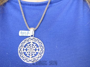 bwe3629 HINDUIZM Mandala Sri Jantra oznacza porządek we WSZECHŚWIECIE przynosi materialna i duchową pomyślność   Wisior Cały ze Srebra Srebro 925 #