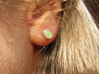 bkee993 Klasyczne piękne Kolczyki na Sztyft CUDOWNY Opalizujący Opal z Etiopii Rozwija intuicję i kreatywność Lśniące Srebro 925