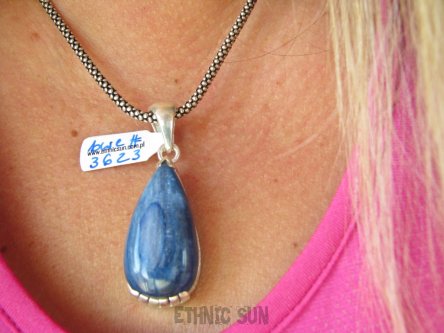 bwe3623 RZADKOŚĆ Intrygujący Piękny Wisior Niebiesko - Srebrny, Iskrzący Kamień Kianit (KYANIT) w pięknie zdobionej oprawie Srebro 925 #