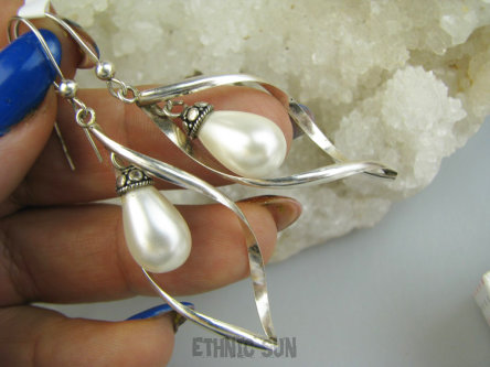 bkee1192 DŁUGIE 6,5cm LEKKIE Lśniące Zakręcone Sopelki Kolczyki z Parłami Sea Shell Perła Perły SREBRO 925