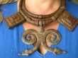 bn1630 TAURESKI NASZYJNIK PLEMIENNY wykonany w Mali przynoszący SZCZĘSCIE I OCHRONĘ Amulet Naszyjnik z grubej skóry z metalową zawieszką Brass Dwa Węże DZIKA AFRYKA !!!! - 4