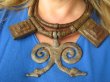 bn1630 TAURESKI NASZYJNIK PLEMIENNY wykonany w Mali przynoszący SZCZĘSCIE I OCHRONĘ Amulet Naszyjnik z grubej skóry z metalową zawieszką Brass Dwa Węże DZIKA AFRYKA !!!! - 6
