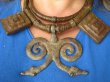 bn1630 TAURESKI NASZYJNIK PLEMIENNY wykonany w Mali przynoszący SZCZĘSCIE I OCHRONĘ Amulet Naszyjnik z grubej skóry z metalową zawieszką Brass Dwa Węże DZIKA AFRYKA !!!! - 8