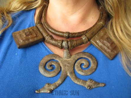 bn1630 TAURESKI NASZYJNIK PLEMIENNY wykonany w Mali przynoszący SZCZĘSCIE I OCHRONĘ Amulet Naszyjnik z grubej skóry z metalową zawieszką Brass Dwa Węże DZIKA AFRYKA !!!!