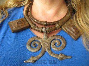 bn1630 TAURESKI NASZYJNIK PLEMIENNY wykonany w Mali przynoszący SZCZĘSCIE I OCHRONĘ Amulet Naszyjnik z grubej skóry z metalową zawieszką Brass Dwa Węże DZIKA AFRYKA !!!!