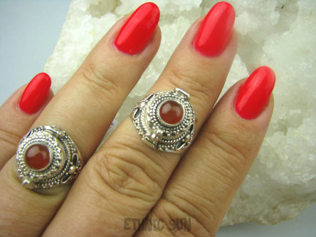 bpe6100 Pięknie Zdobiony Delikatny Sekretnik UNIKAT !!! Otwierany Pierścień na zdjęcia lub marzenia Czerwony Onyks r.16 Srebro 925