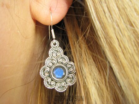 bkee1085 Egzotyczne Uwodzicielki LEKKIE Kolczyki szlifowany Labradoryt Spektrolit Stokrotki Srebro 925