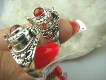 bpe6103 Pięknie Zdobiony Delikatny Sekretnik UNIKAT !!! Otwierany Pierścień na zdjęcia lub marzenia Czerwony Onyks r.16 Srebro 925