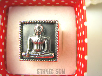 bpe9528 Masywny Sygnet Pierścień Pierścionek ze srebra Amulet Medytujący Budda BHUMISPARHA MUDRA przywołanie ziemi na świadka Bhumisparsha mudra r.16/ r.17 SREBRO 925 #