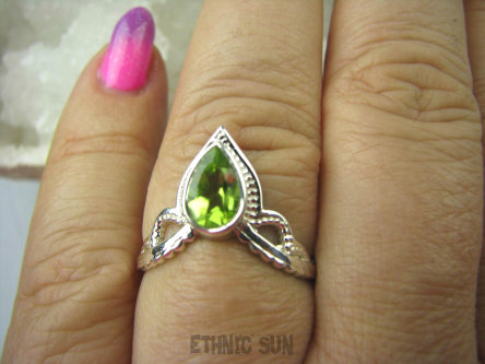 bpee3001 Delikatny śliczny Pięknie Zdobiony Pierścień szlifowany Oliwin Perydot - kamień Szczęścia r.15 Srebro 925