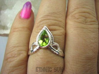 bpee3001 Delikatny śliczny Pięknie Zdobiony Pierścień szlifowany Oliwin Perydot - kamień Szczęścia r.15 Srebro 925