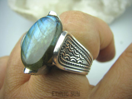 bpe5994 Egzotyczny Masywny Pierścień z Naturalnym Labradorytem w grubych ramionach ze srebra, Wielobarwny Labradoryt Spektrolit r.22 Srebro 925 #