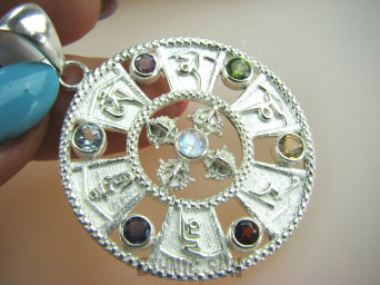 bwee1851 Biżuteria Orientalna !!!  Cudowna Duża MANDALA  Amulet Święta Mantra Ochronna OM MANI PADME HUM oraz Krzyż Dorje - Niezniszczalność, CZAKRY Ametyst, Oliwin, Cytryn, Granat, Indygolit, Blue Topaz, Kamień Księżycowy Srebro 925 #