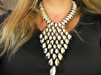 bn1623 Biżuteria Orientalna NIEZWYKŁA Afrykańska Królowa Duży Naszyjnik Plemienny MUSZLE KAURI symbolem płodności, kobiecości, bogactwa i ochrony przed złymi mocami wykonany przez plemię BURKINA FASSO rzadkość ! COŚ PIEKNEGO ! DZIKA AFRYKA