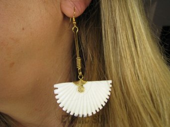 bke1289 Dzika Afryka - FANTASTYCZNE ! Duże długie 8.5 cm Lekkie Wachlarze Przepiękne Egzotyczne Kolczyki Muszla Brass wykonany przez plemię burkina Faso