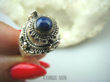 bpe6051 Pięknie Zdobiony Delikatny Sekretnik Otwierany Pierścień na zdjęcia lub marzenia Niebieski Lapis Lazuli r.19 Srebro 925