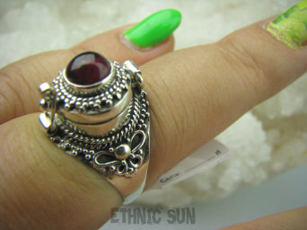 bpe6075 Pięknie Zdobiony Delikatny Sekretnik UNIKAT !!! Otwierany Pierścień na zdjęcia lub marzenia Bordowy Granaty r.16 Srebro 925