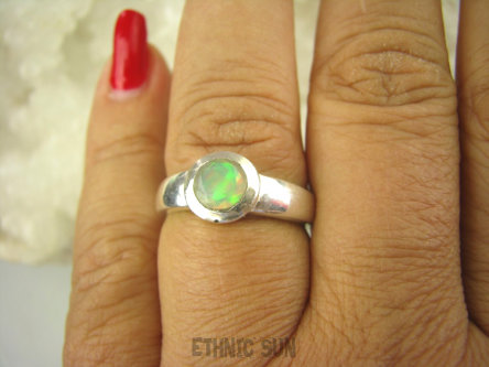 bpee3811 Delikatny śliczny Pierścień OBRĄCZKA szlifowany opalizujący Opal z Etiopii Rozwija intuicję i kreatywność r.17 Srebro 925