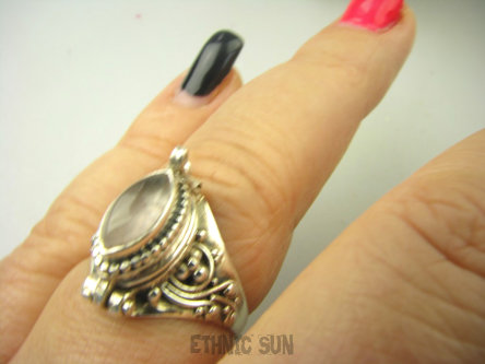 bpe8591 Bogato Zdobiony Delikatny Sekretnik Otwierany Pierścionek Pierścień na marzenia Kwarc Różowy r.18/ r.19 Srebro 925