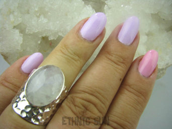 bpe6127 BIAŁY ANIOŁ !!! Orientalny Masywny Pierścień karbowana OBRĄCZKA biały KAMIEŃ KSIĘŻYCOWY r.12/ r.13 Mały rozmiar  szeroka obrączka Srebro 925 #