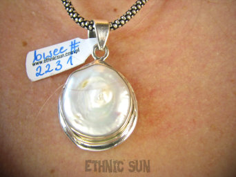 bwee2231 RARYTAS naturalna biała ale opalizująca wielobarwna duża PERŁA BIWA Elegancki Wisior z DUŻA perłą Srebro 925 #